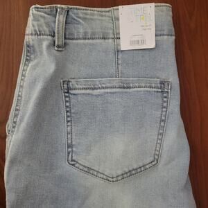 Time and Tru Size 8 High Rise Shorts
